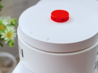 7、紫薯米糊,拧紧豆浆机的盖子，对齐上锁的口。