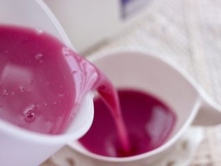 10、紫薯米糊,做好的紫薯米糊倒入碗里，