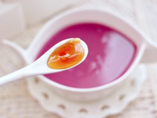 11、紫薯米糊,加入蜂蜜调味，搅拌均匀即可享用。