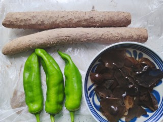 1、木耳炒山药,首先我们准备好所有食材
