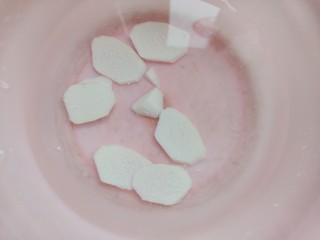 4、木耳炒山药,斜45度切成薄片，可以一边切一边将山药浸泡清水内，以免山药氧化变色