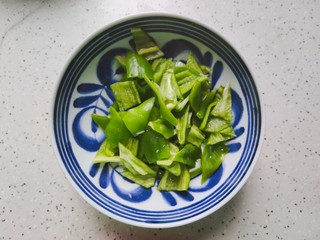 6、木耳炒山药,青椒去蒂去籽，洗净之后改刀切成小块