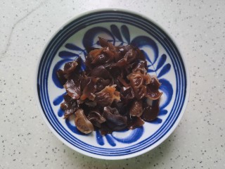 7、木耳炒山药,泡发好之后的木耳去蒂洗净，撕成小朵