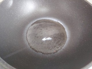 8、木耳炒山药,起油锅