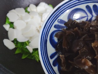 12、木耳炒山药,加入木耳