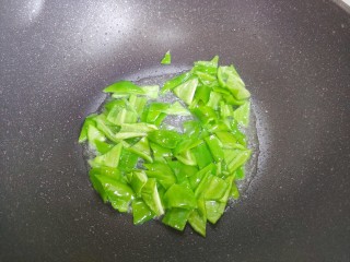 10、木耳炒山药,翻炒至青椒断生