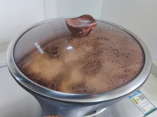 15、木耳炒山药,盖上锅盖，转小火，焖煮2分钟