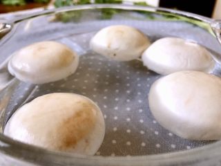 2、素炒口蘑,口蘑清水冲洗干净