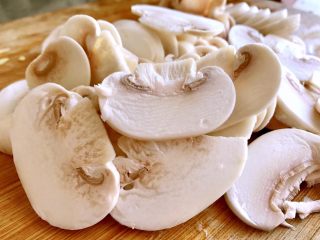 3、素炒口蘑,口蘑洗净后切片