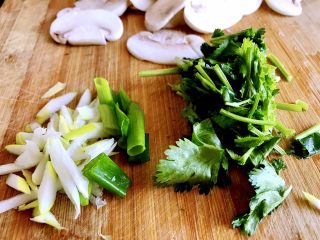 4、素炒口蘑,葱切段，姜切丝，香菜切段