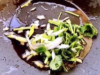 5、素炒口蘑,热锅冷油放入葱姜丝爆香