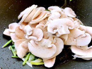 6、素炒口蘑,下入口蘑翻炒