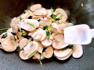 7、素炒口蘑,加适量盐