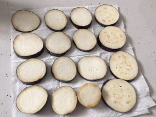 4、日式双茄意面,茄子切片后撒盐放在厨房纸上吸取水分