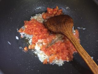 9、日式双茄意面,然后放入炒香的洋葱锅里一起翻炒