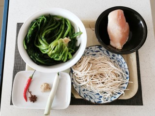 1、雪菜肉丝面,食材准备好 雪菜用清水浸泡1个小时