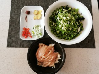 2、雪菜肉丝面,鸡肉切丝  雪菜清洗干净切小段 葱姜切片 红尖椒切圈