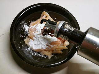 3、雪菜肉丝面,肉中加入生抽 淀粉