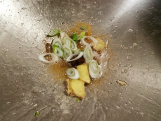 8、雪菜肉丝面,锅中留下的底油 放入葱姜  炒出香味