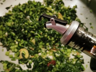 10、雪菜肉丝面,放入生抽