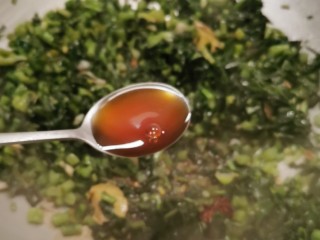 11、雪菜肉丝面,放入蚝油