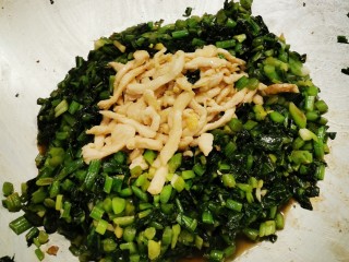 13、雪菜肉丝面,放入炒好的鸡丝 翻炒入味