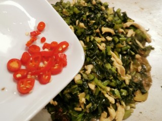 14、雪菜肉丝面,出锅前放入红椒圈  关火