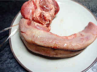 1、凉拌猪舌,将猪舌洗净。