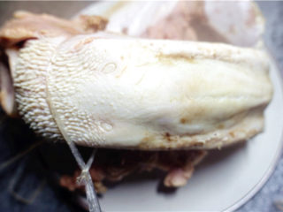 3、凉拌猪舌,将猪舌捞出，舌苔已经完全变白。