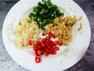 5、凉拌猪舌,将配料洗净切好。