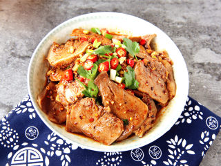 13、凉拌猪舌,肉质细腻，嚼劲十足。