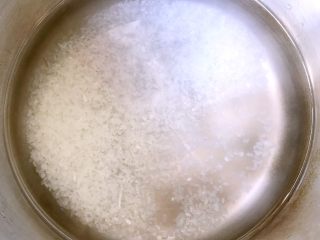 4、猪肝时蔬粥,锅中放入适量大米淘洗干净加入适量清水开始煮粥