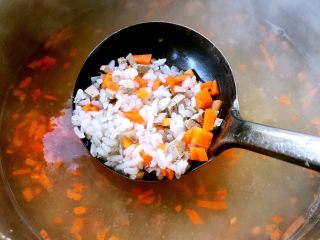 7、猪肝时蔬粥,放入胡萝卜煮五分钟左右