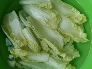 1、上汤娃娃菜,娃娃菜一棵掰开洗净。