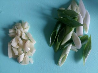 2、上汤娃娃菜,蒜切小块，葱切段。