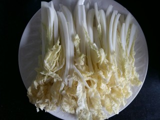 3、上汤娃娃菜,娃娃菜每片叶子切条，这样方便吃。