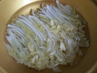 4、上汤娃娃菜,娃娃菜开水下锅，煮软。煮的时候不要搅拌，保持娃娃菜整齐。