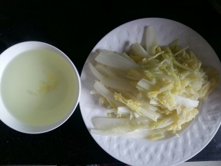 5、上汤娃娃菜,娃娃菜煮软捞出来，并盛出半碗煮菜的水。