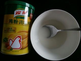 6、上汤娃娃菜,准备好鸡粉和淀粉水。淀粉放两勺，加4勺水搅拌均匀。