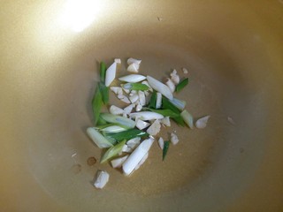 7、上汤娃娃菜,锅里放少许油，为了清淡，油一定要少。葱蒜倒进去小火翻炒出香味。