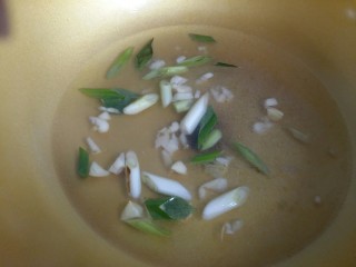 8、上汤娃娃菜,倒入半碗煮娃娃菜的水，少许盐，半勺鸡粉，两滴生抽，然后煮开。