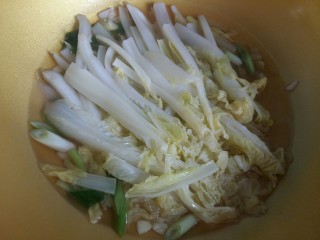 9、上汤娃娃菜,放入娃娃菜煮开。