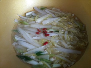 11、上汤娃娃菜,放入洗净的枸杞。