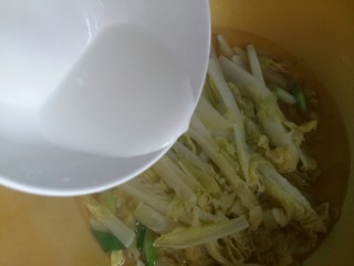 10、上汤娃娃菜,倒入调好的水淀粉。