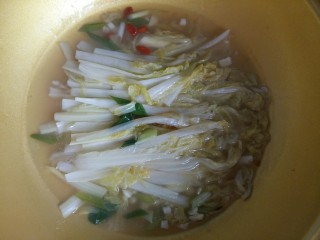 12、上汤娃娃菜,中火煮开，把娃娃菜摆整齐。煮开后不用收汁，淋上少许香油，关火出锅。