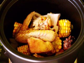 6、土鸡炖玉米甜藕汤,先把玉米和藕块放入沙锅底下,把鸡块放到上面。