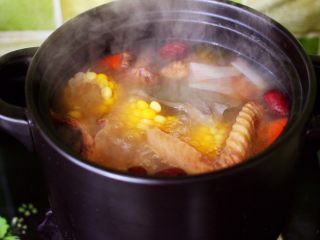 12、土鸡炖玉米甜藕汤,大火煮沸后继续转小火炖至半个小时。