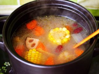 14、土鸡炖玉米甜藕汤,大火烧开后即可关火。
