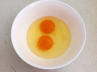 3、咖喱蛋炒饭,土鸡蛋打入碗中