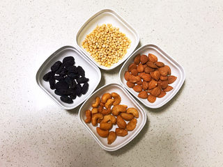 4、咖喱蛋炒饭,干果:腰果,大杏仁,偃松仁和黑葡萄干